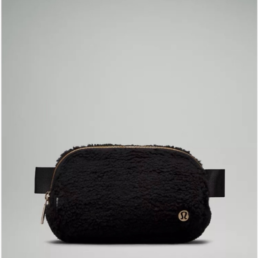 lululemon fleece belt bag black/gold